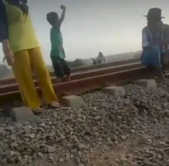 Satu Keluarga Tewas Tertabrak Kereta Saat Bermain di Rel