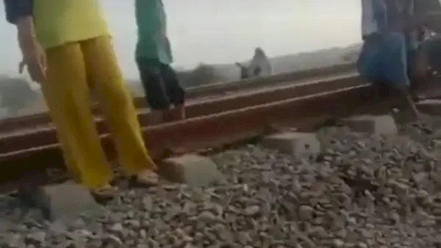 Satu Keluarga Tewas Tertabrak Kereta Saat Bermain di Rel