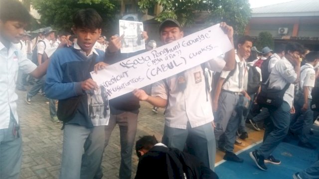 Guru Cabul Raih Penghargaan di Tangsel, Ratusan Siswa Geruduk Sekolah Gelar Demo