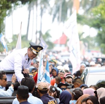 Tiba di Bantaeng, Ribuan Masyarakat Iringi Bupati Uji Nurdin Masuk Rujab