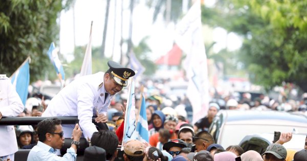 Tiba di Bantaeng, Ribuan Masyarakat Iringi Bupati Uji Nurdin Masuk Rujab