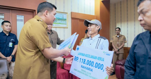 Bupati Bantaeng Uji Nurdin Serahkan Santunan Jaminan Sosial Kepada Penyapu Jalan dan Nelayan