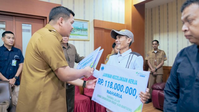 Bupati Bantaeng Uji Nurdin Serahkan Santunan Jaminan Sosial Kepada Penyapu Jalan dan Nelayan
