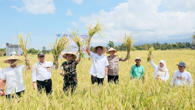 Bupati Bantaeng Uji Nurdin Ikuti Panen Raya Padi Serentak Bersama Presiden Prabowo
