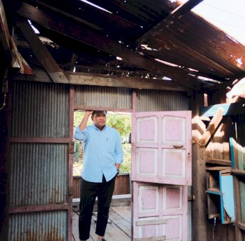 Bupati Bantaeng Uji Nurdin Cek Kondisi Rumah Warga Terdampak Lingkungan, Perbaikan Atap Mulai Berjalan