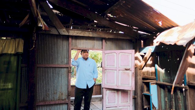 Bupati Bantaeng Uji Nurdin Cek Kondisi Rumah Warga Terdampak Lingkungan, Perbaikan Atap Mulai Berjalan