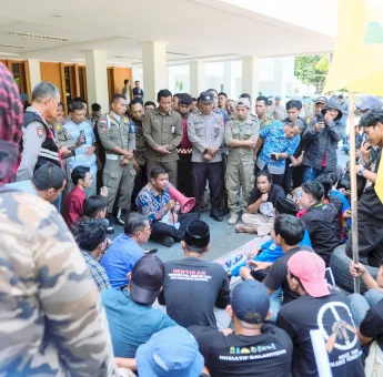 Duduk Bersama Demonstrasi, Bupati Bantaeng Uji Nurdin Jelaskan Penyebab PHK di KIBA