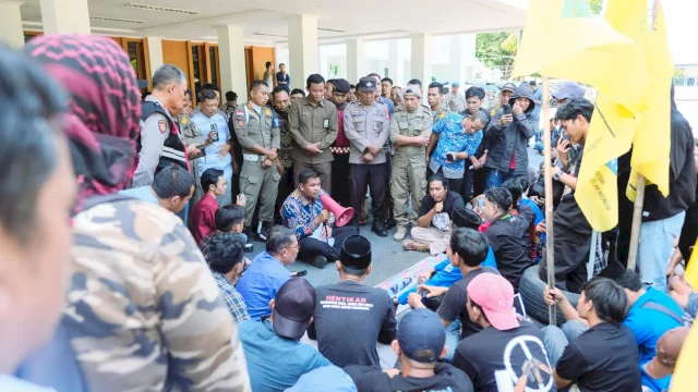 Duduk Bersama Demonstrasi, Bupati Bantaeng Uji Nurdin Jelaskan Penyebab PHK di KIBA
