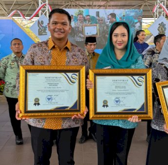 Bupati Uji Nurdin dan Ketua TP PKK Bantaeng Terima Penghargaan dari Menteri Wihaji