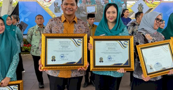 Bupati Uji Nurdin dan Ketua TP PKK Bantaeng Terima Penghargaan dari Menteri Wihaji