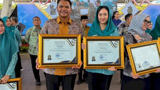 Bupati Uji Nurdin dan Ketua TP PKK Bantaeng Terima Penghargaan dari Menteri Wihaji