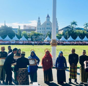 Momen Hardiknas, Wali Kota Parepare Beri Penghargaan 6 Guru Inspiratif