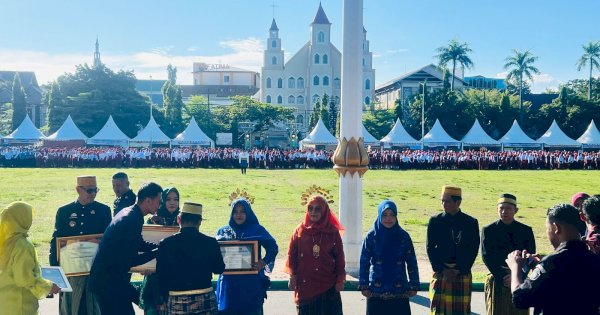 Momen Hardiknas, Wali Kota Parepare Beri Penghargaan 6 Guru Inspiratif