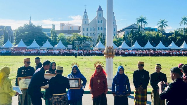 Momen Hardiknas, Wali Kota Parepare Beri Penghargaan 6 Guru Inspiratif