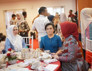 Ketua Dekranasda Parepare Hadiri Fashion Show Wastra Sulsel dan Peluncuran Ruang Bersama Indonesia