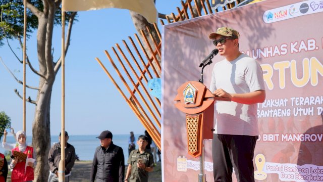 Bupati Bantaeng Uji Nurdin Apresiasi Penanaman 5.000 Bibit Mangrove Oleh Mahasiswa KKN Unhas