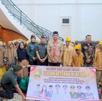 Apresiasi Para Pejuang Kemerdekaan, Bupati Bantaeng Uji Nurdin Cium Tangan Veteran