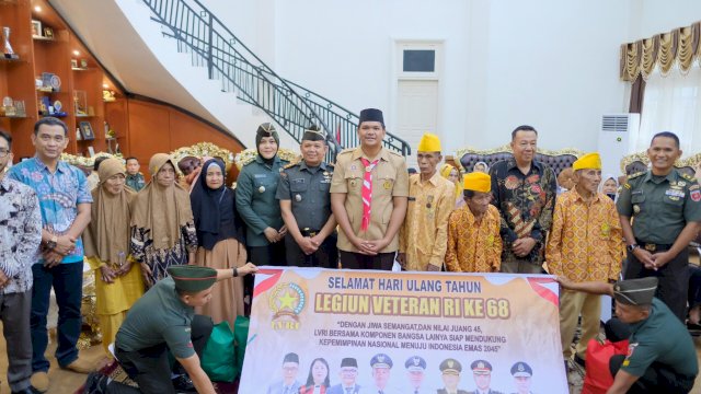Apresiasi Para Pejuang Kemerdekaan, Bupati Bantaeng Uji Nurdin Cium Tangan Veteran