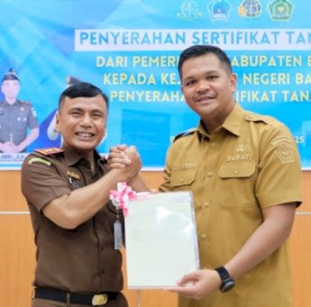 Bupati Uji Nurdin Serahkan Tanah Hibah Untuk Pembangunan Kantor Kejaksaan Bantaeng