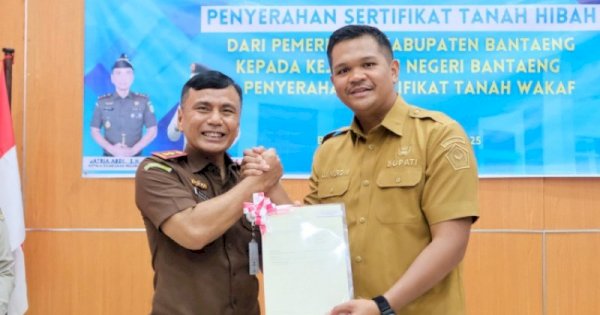 Bupati Uji Nurdin Serahkan Tanah Hibah Untuk Pembangunan Kantor Kejaksaan Bantaeng