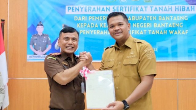 Bupati Uji Nurdin Serahkan Tanah Hibah Untuk Pembangunan Kantor Kejaksaan Bantaeng