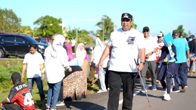 Bupati Maros Pimpin ASN Lakukan Aksi Bersih-Bersih di Jalan Baru Mamminasata